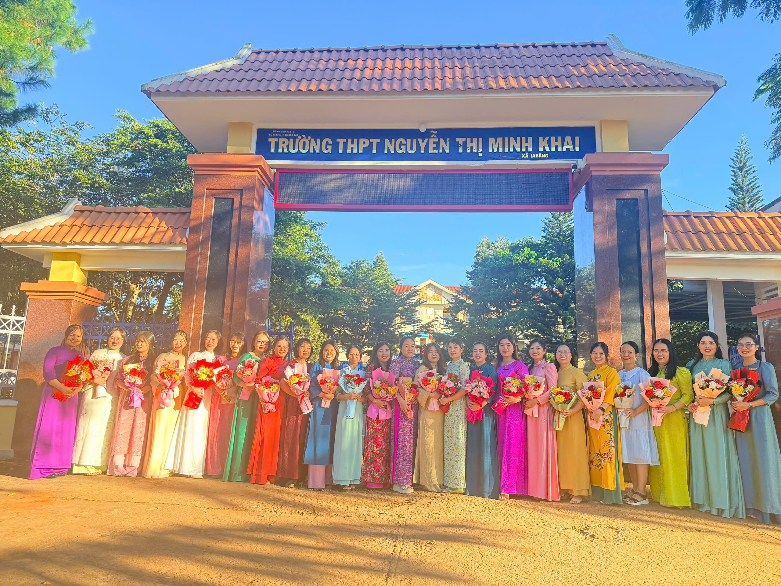 Trường THPT Nguyễn Thị Minh Khai tổ chức tọa đàm kỷ niệm ngày Phụ nữ Việt Nam 20/10 với chủ đề “Phụ nữ trường THPT Nguyễn Thị Minh Khai – Đẹp trong tâm, sáng trong nghề”
