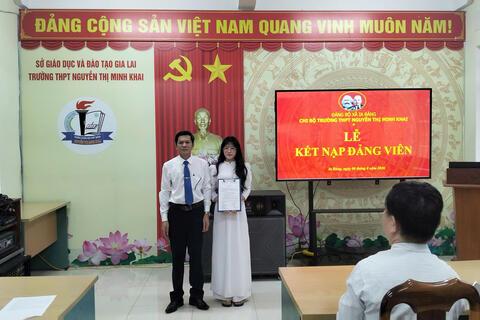 CHI BỘ TRƯỜNG THPT NGUYỄN THỊ MINH KHAI TỔ CHỨC LỄ KẾT NẠP ĐẢNG VIÊN MỚI