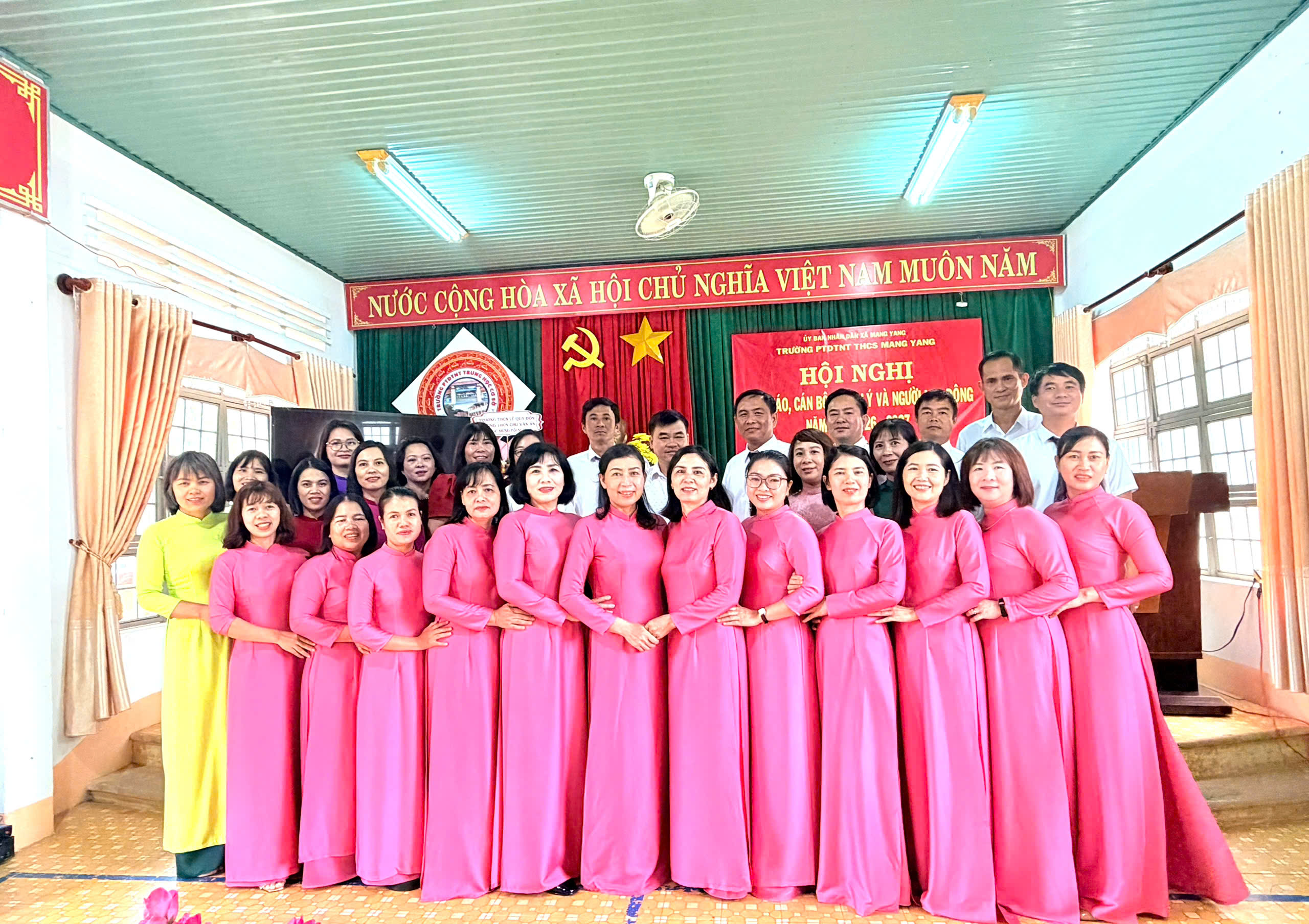 TRƯỜNG PHỔ THÔNG DÂN TỘC NỘI TRÚ THCS MANG YANG TỔ CHỨC THÀNH CÔNG HỘI NGHỊ NHÀ GIÁO, CÁN BỘ QUẢN LÝ VÀ NGƯỜI LAO ĐỘNG NĂM HỌC 2026-2027