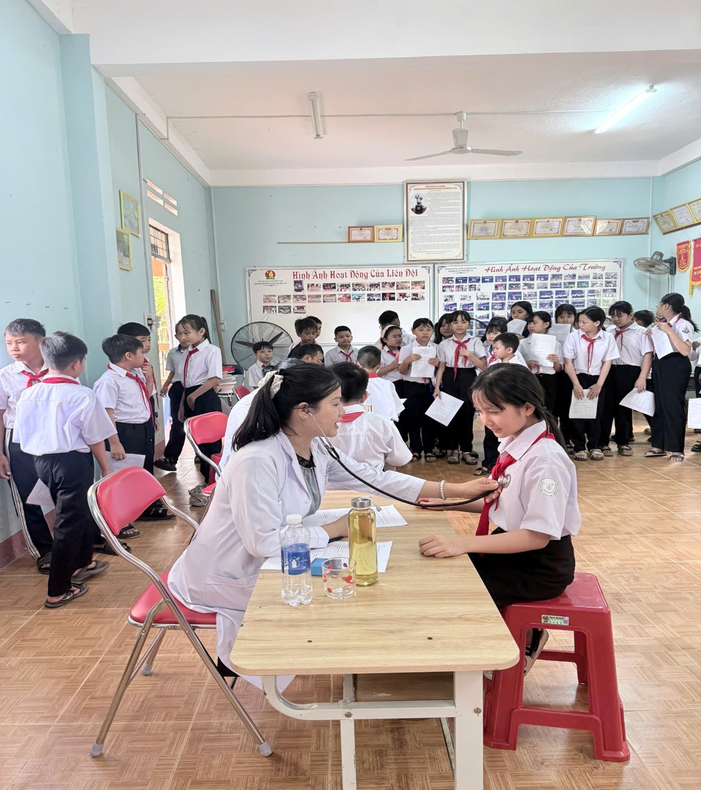 TRƯỜNG THCS LÊ QUÝ ĐÔN TỔ CHỨC KHÁM SỨC KHỎE ĐẦU NĂM HỌC – CHUNG TAY VÌ SỨC KHỎE HỌC SINH THÂN YÊU