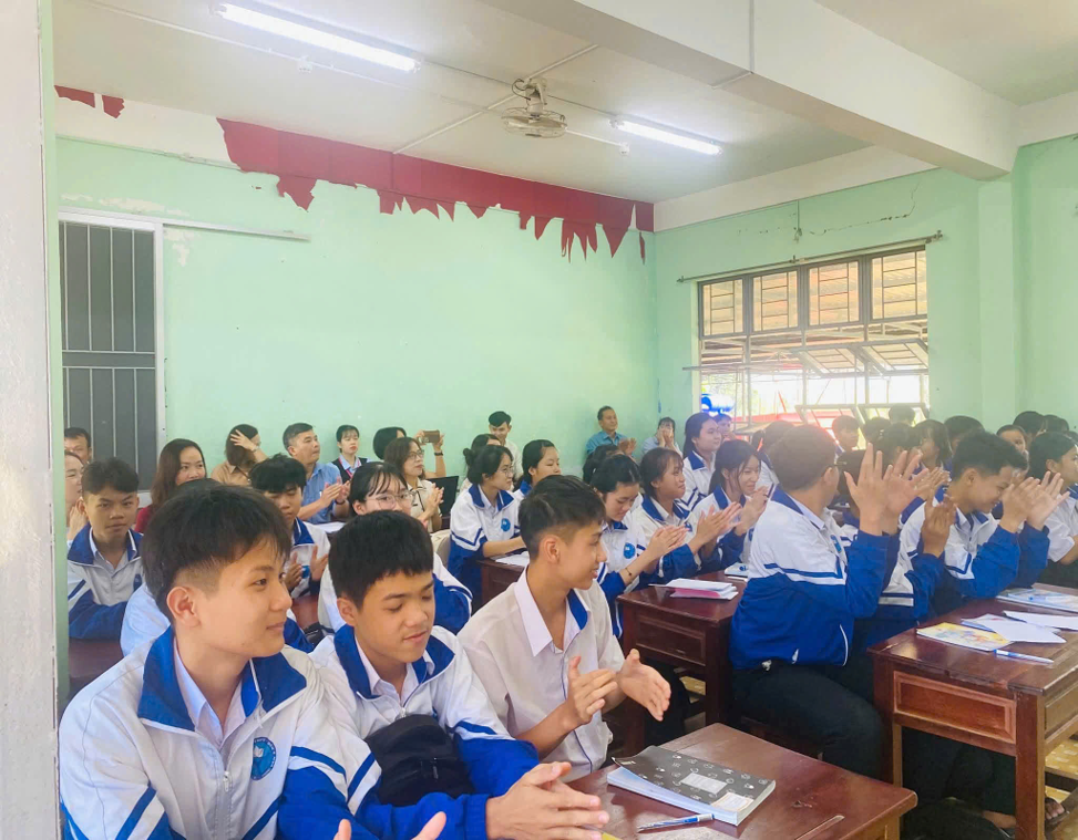 TIẾT HỌC MÔN TOÁN BẰNG TIẾNG ANH "SETS AND OPERATIONS ON SETS" TẠI TRƯỜNG THCS VÀ THPT Y ĐÔN
