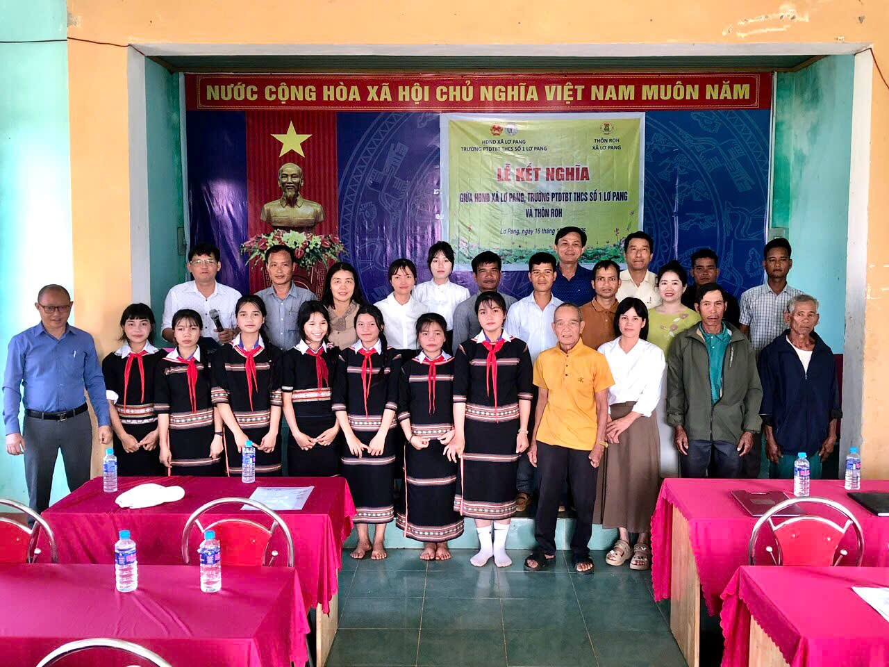 HĐND XÃ LƠ PANG VÀ TRƯỜNG PTDTBT THCS SỐ 1 LƠ PANG TỔ CHỨC LỄ KẾT NGHĨA VỚI THÔN ROH                                             THẮT CHẶT TÌNH ĐOÀN KẾT, CHUNG TAY PHÁT TRIỂN GIÁO DỤC