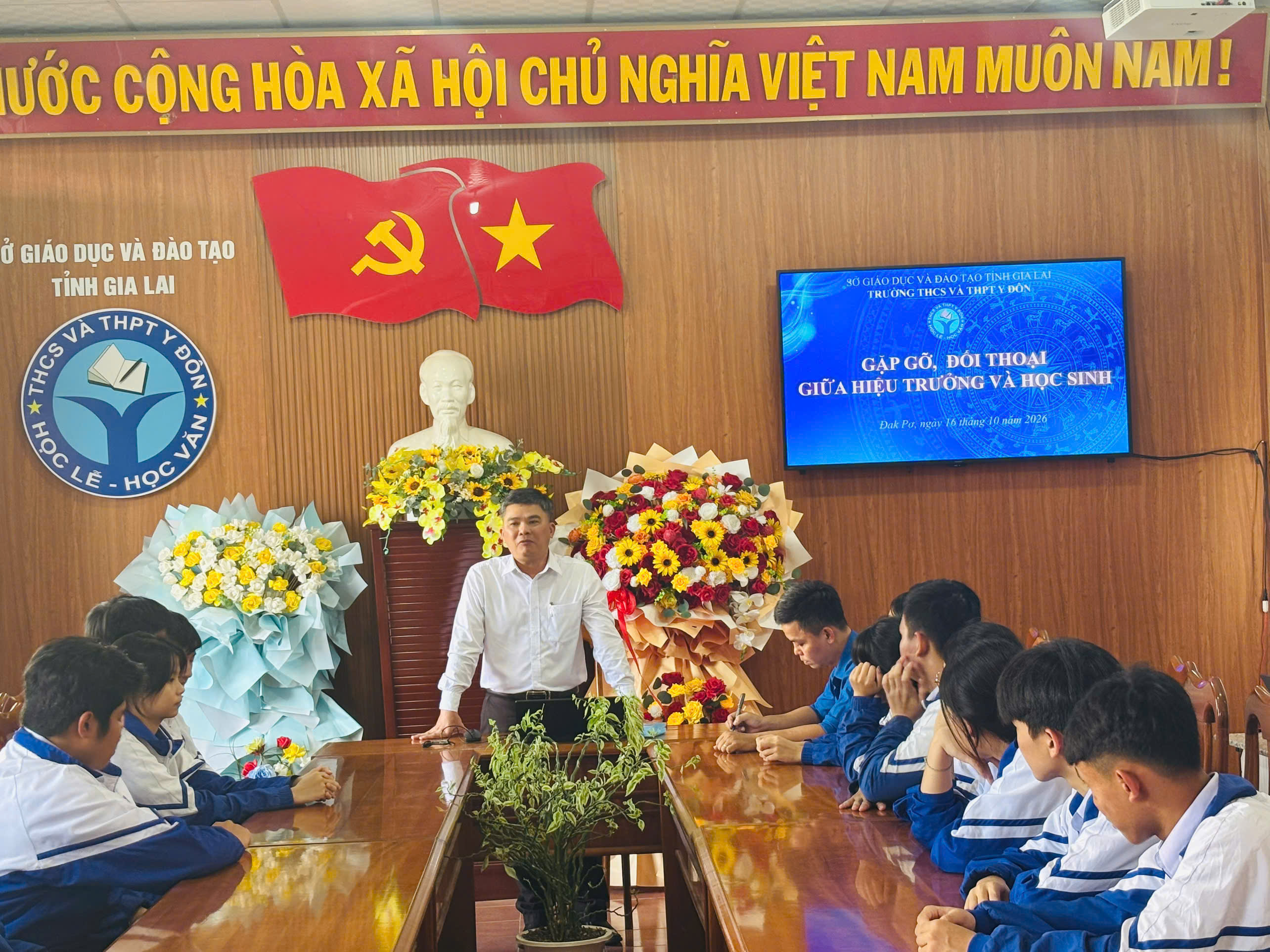 TRƯỜNG THCS VÀ THPT Y ĐÔN - TỔ CHỨC GẶP GỠ, ĐỐI THOẠI GIỮA HIỆU TRƯỞNG VỚI HỌC SINH